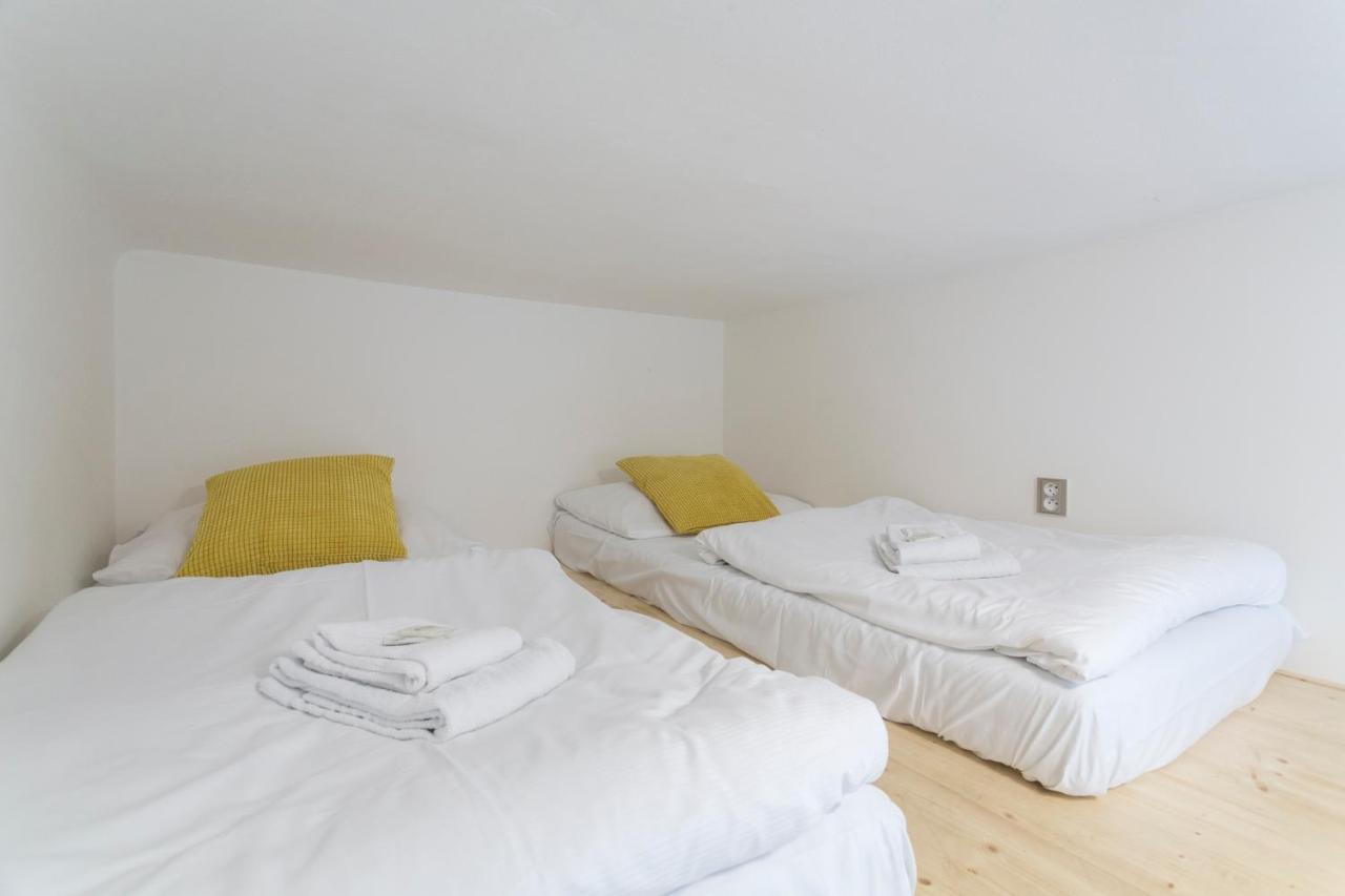 Tweepersoonskamer met 2 Aparte Bedden en Gedeelde Badkamer