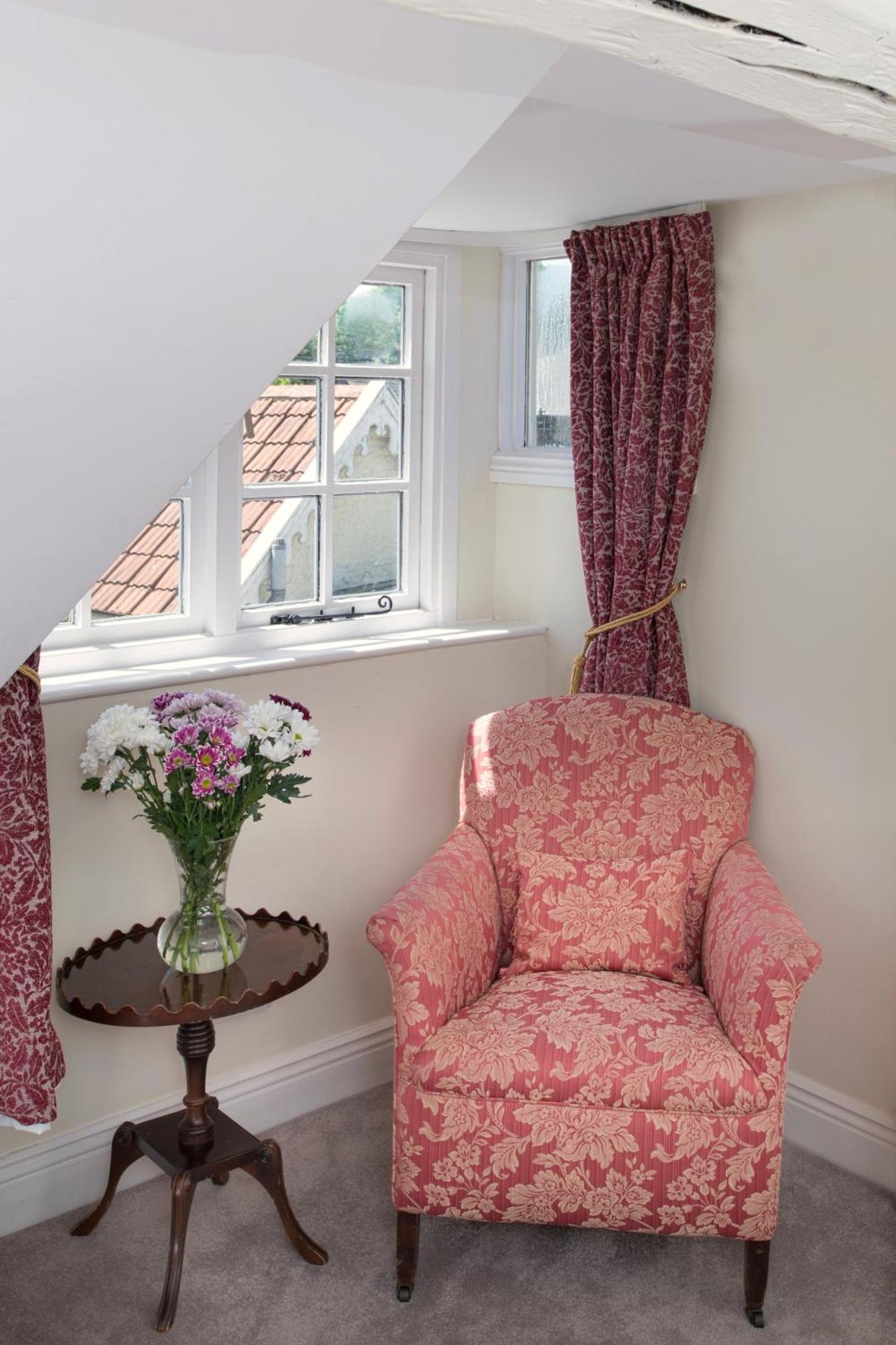 Family Room (3 Adults),702208576:JPEG