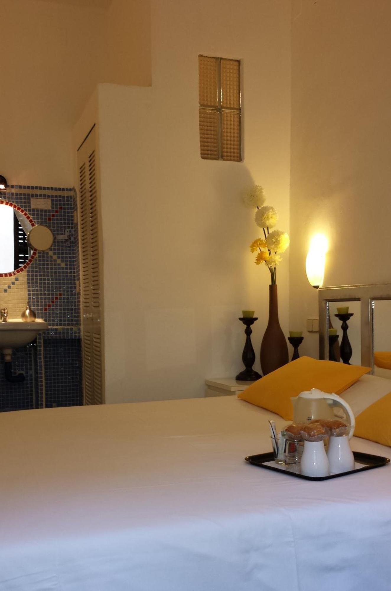 Habitación con cama extragrande y balcón