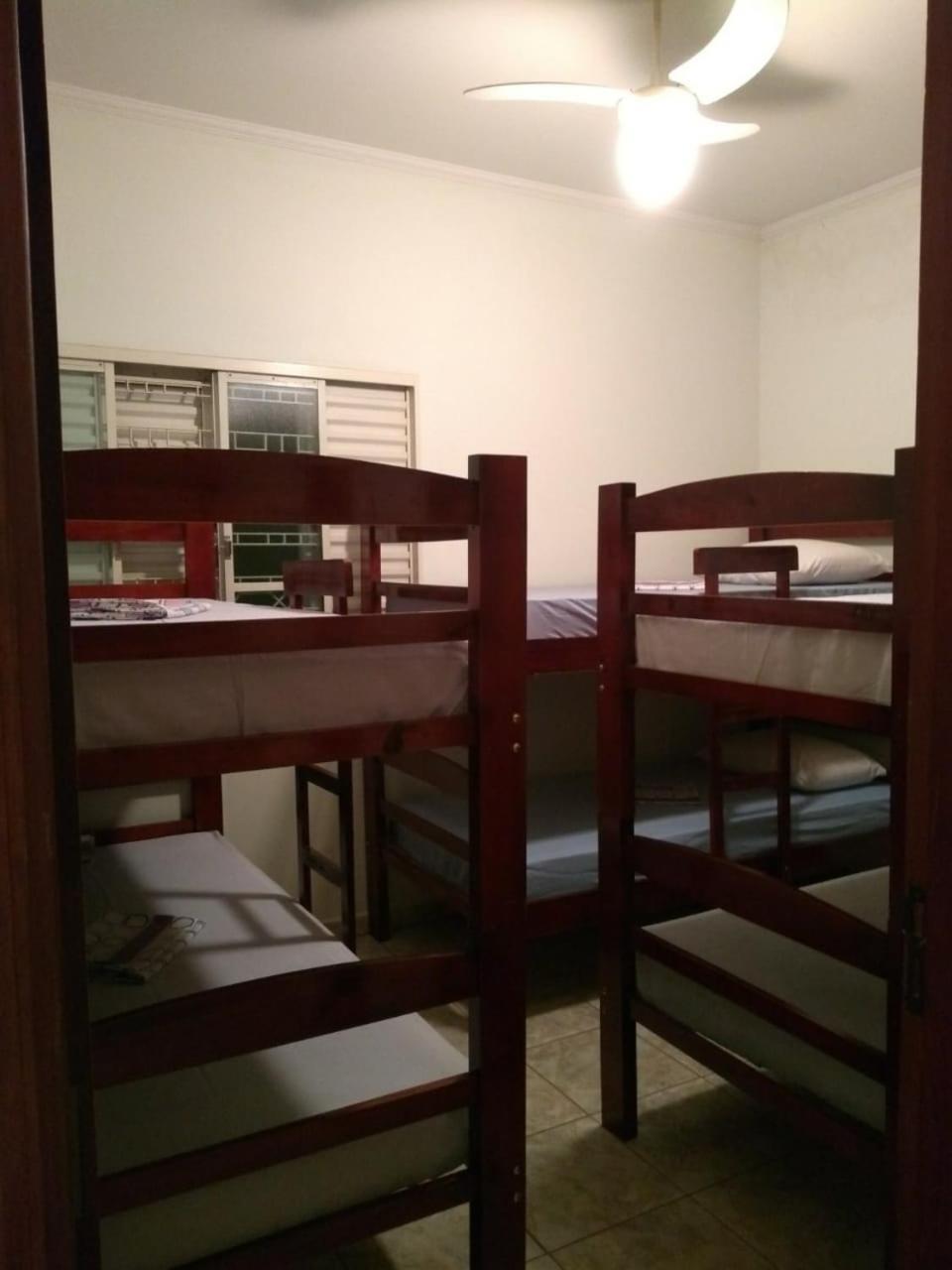 Cama en habitación compartida para hombres de 5 camas