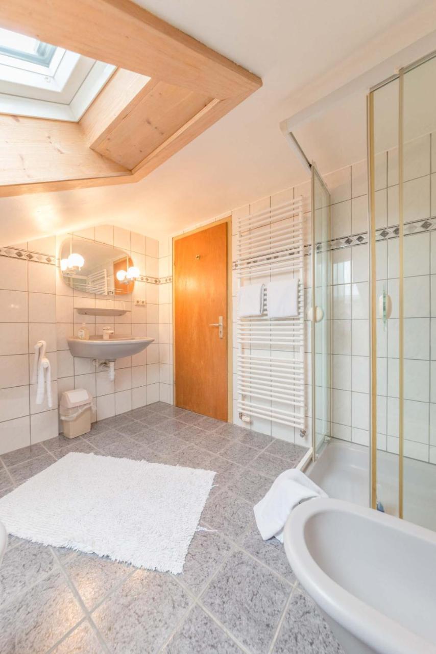 Einfaches Dreibettzimmer mit Bad auf dem Flur