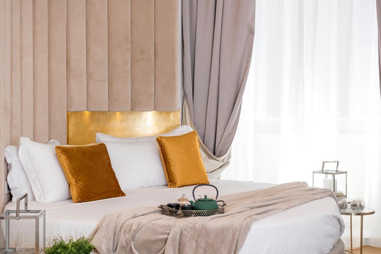 Habitación con cama grande y bañera de hidromasaje