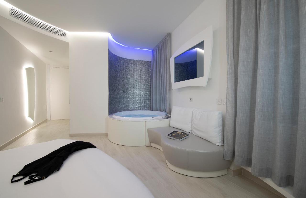 Deluxe Double Room Bath,775251919:JPEG