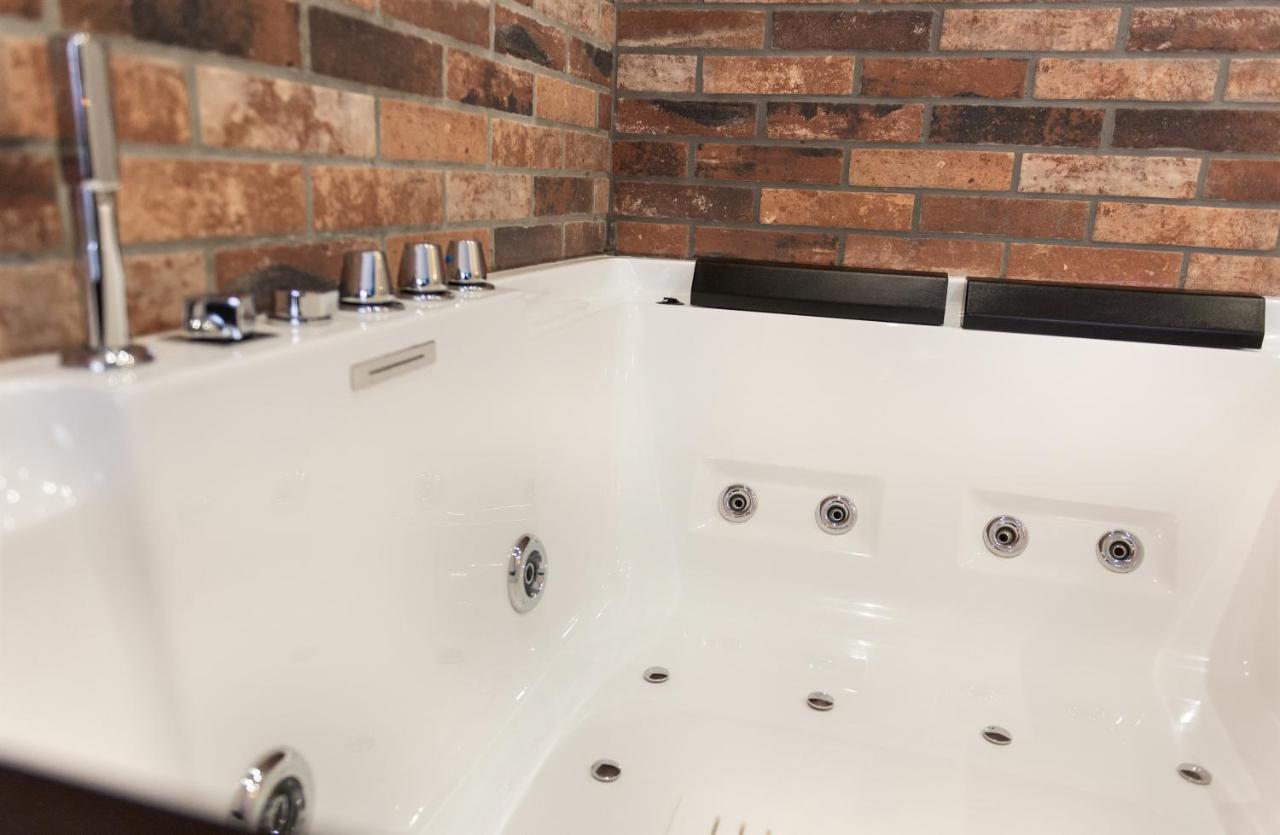 Deluxe Suite Spa Bath