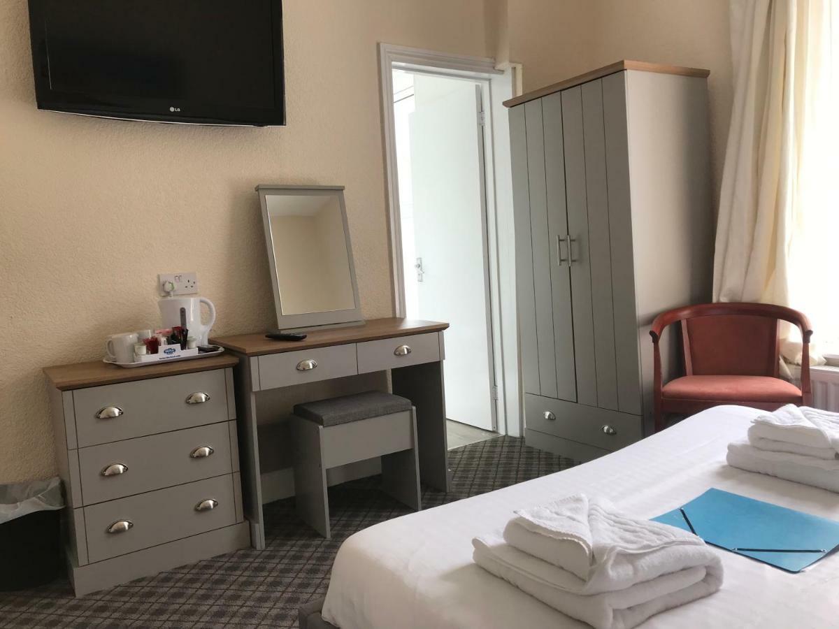 Family Room (2 Adults + 1 Child)