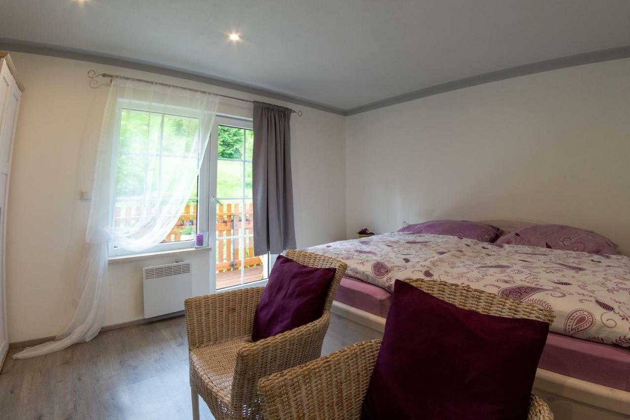 Zimmer mit Kingsize-Bett und Balkon
