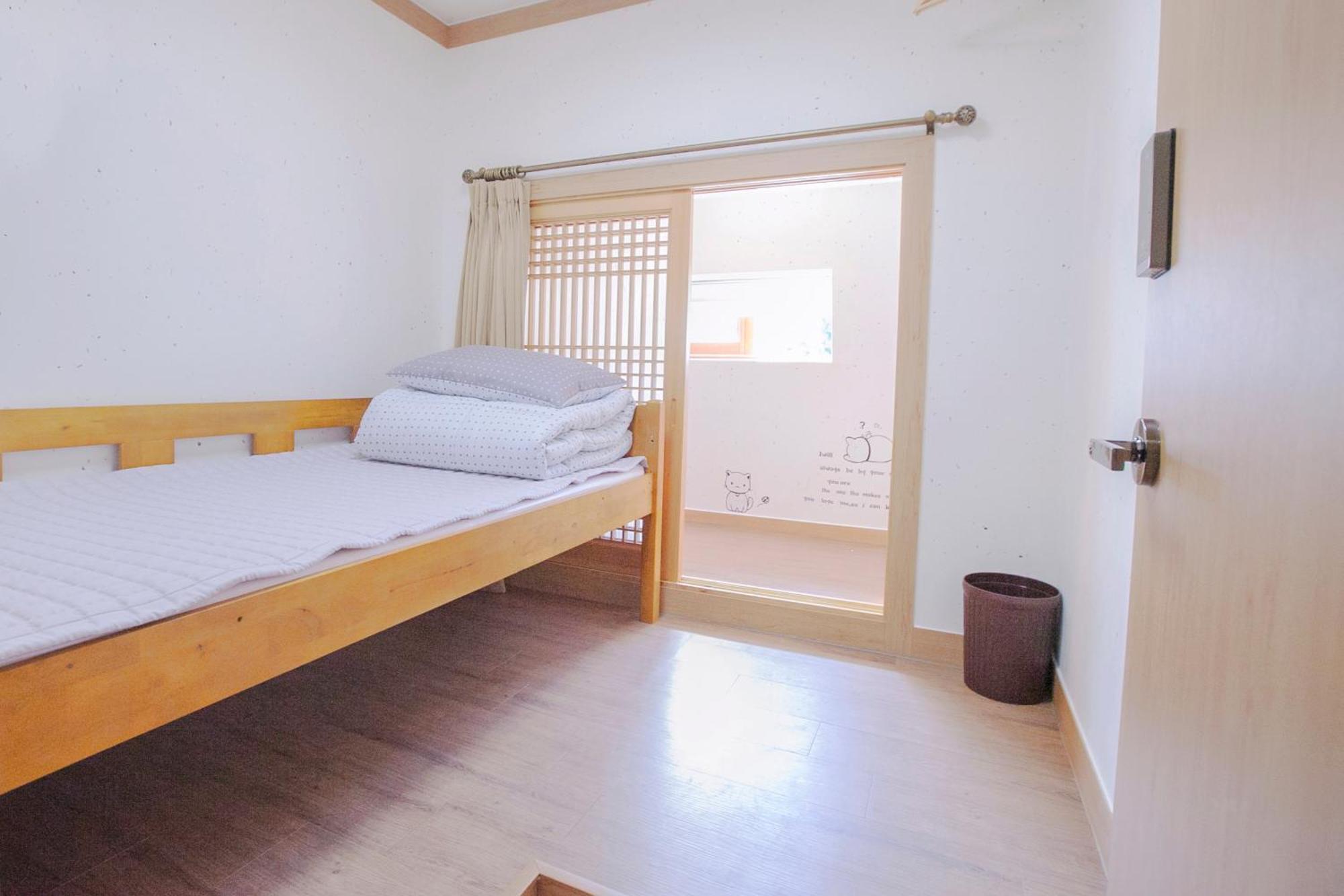 Single Room,832909496:JPEG