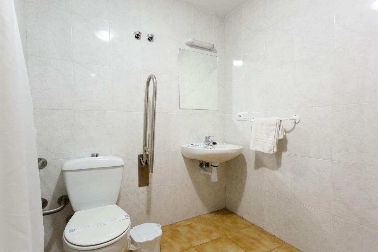 Habitación con cama grande