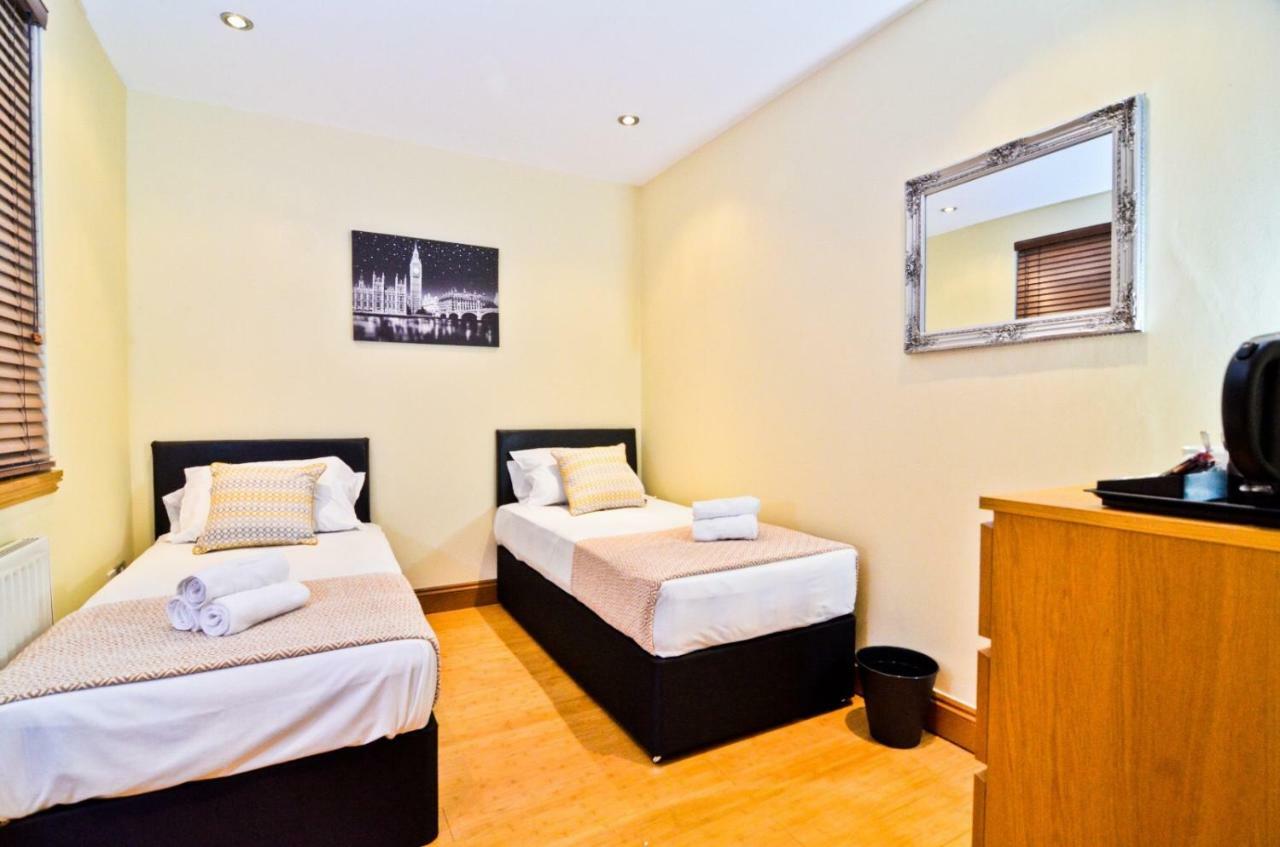 Basic Triple Room with Shared Bathroom