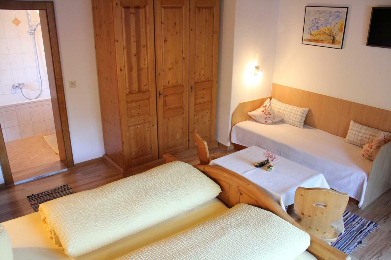 Dreibettzimmer mit Badewanne