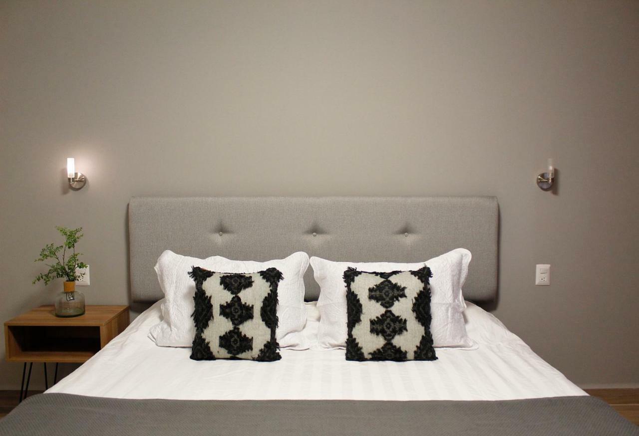 Habitación con cama extragrande y balcón