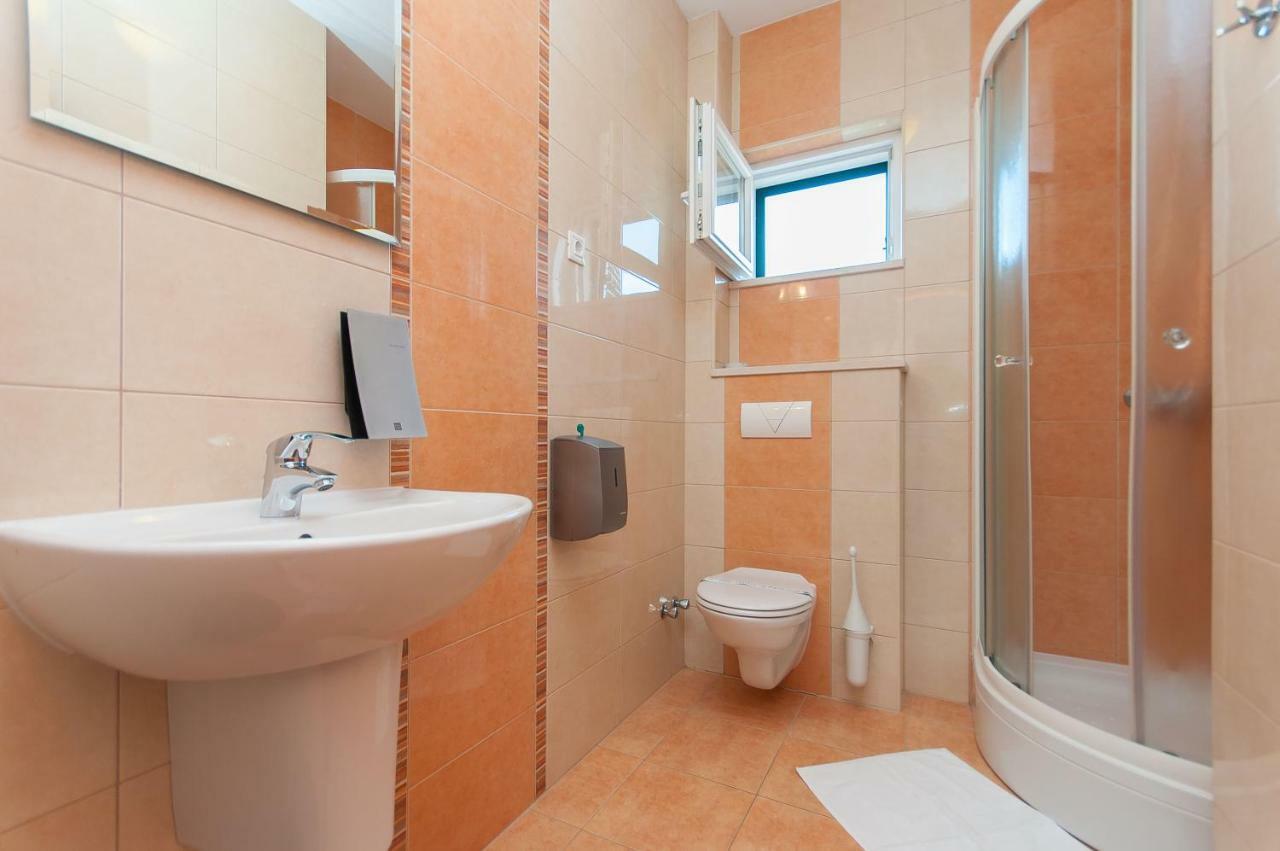 Zweibettzimmer mit Balkon und seitlichem Meerblick
