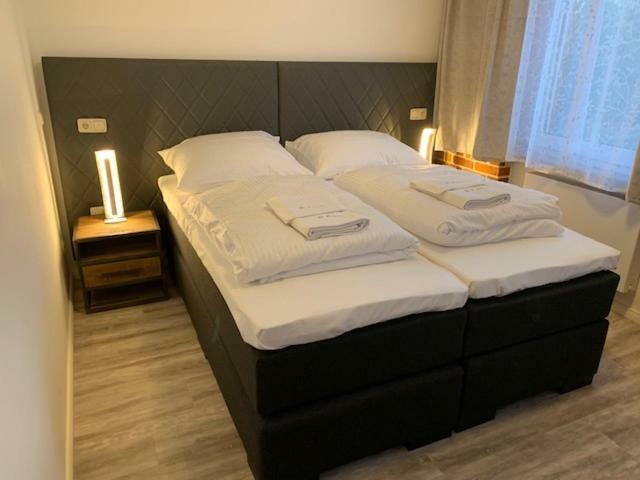 Doppel-/Zweibettzimmer mit Bad