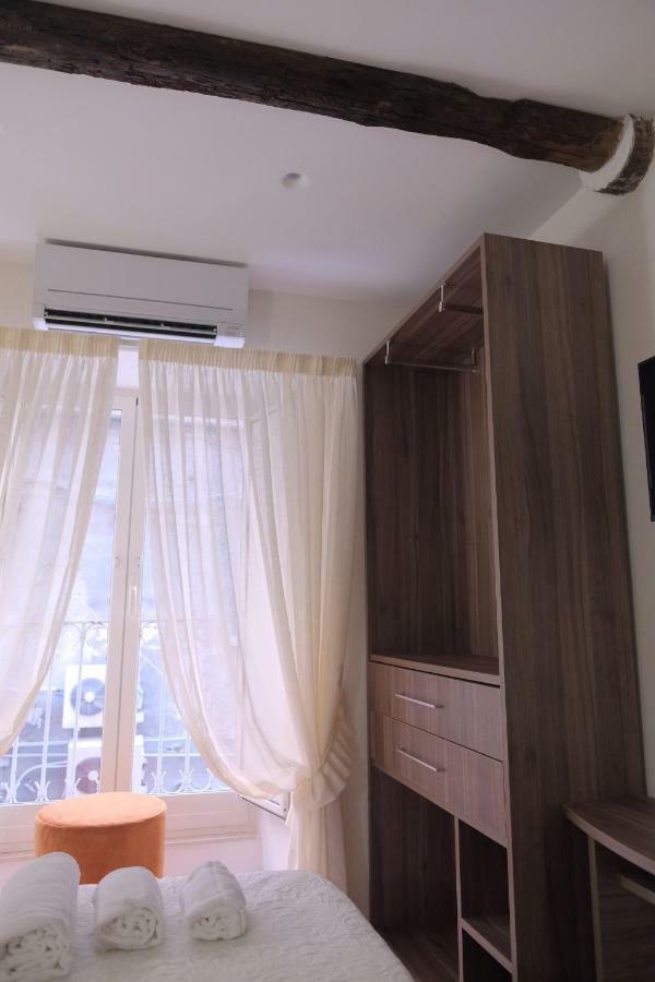 Habitación con cama extragrande y balcón