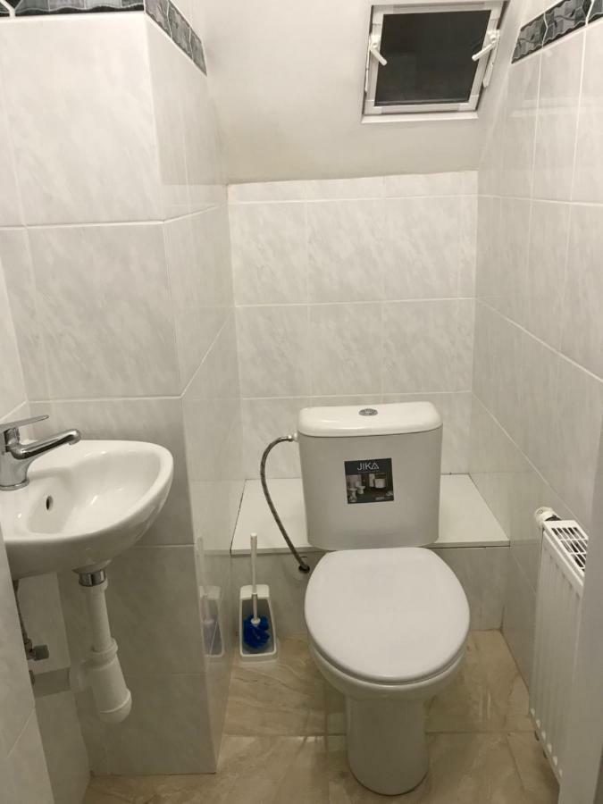 Dreibettzimmer mit Gemeinschafts-WC