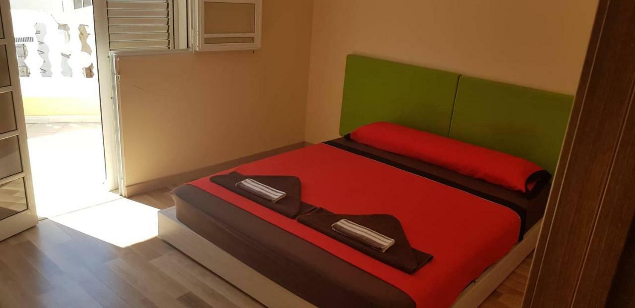 Habitación con cama grande y balcón