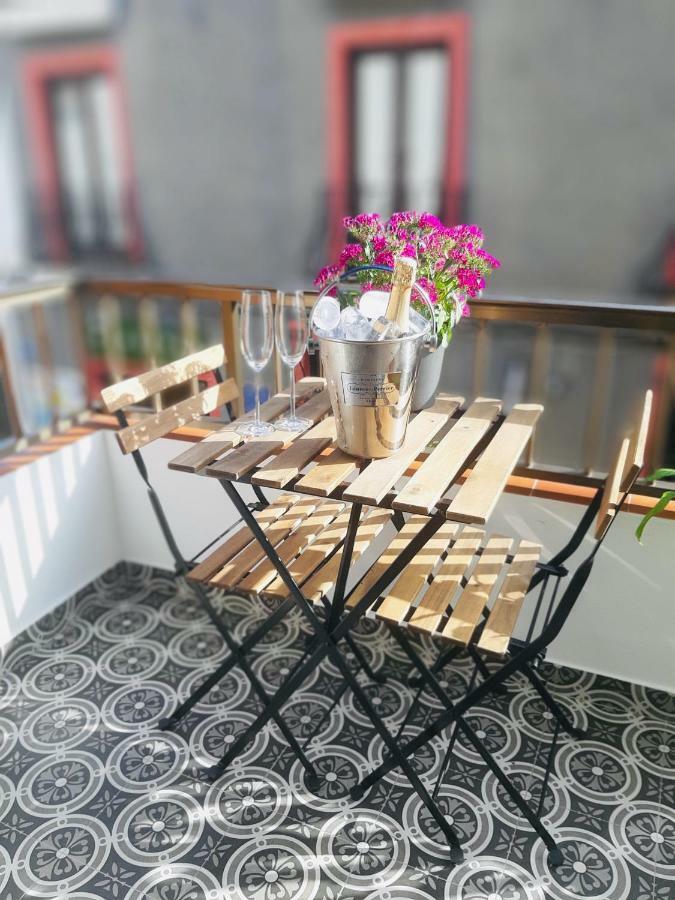 Habitación con cama grande y balcón