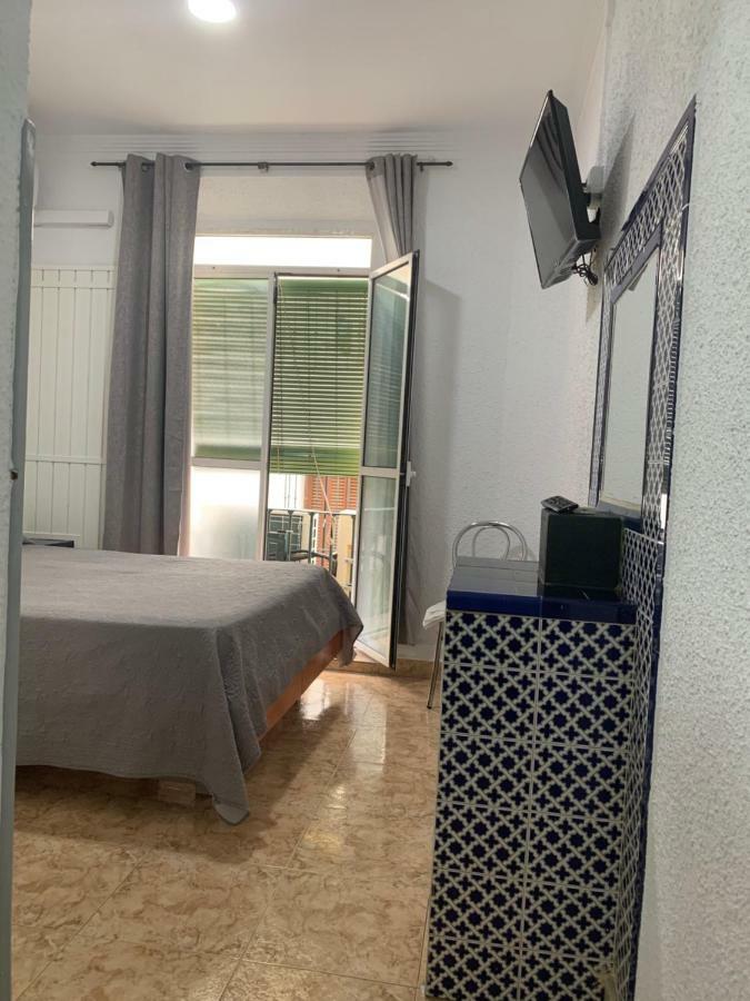 Triple Room Bathroom,1284744406:JPEG
