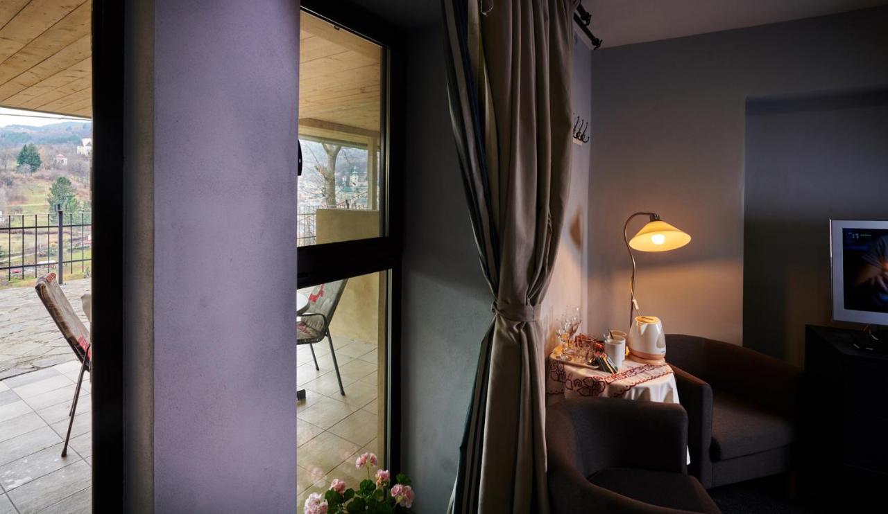 Dreibettzimmer mit Stadtblick