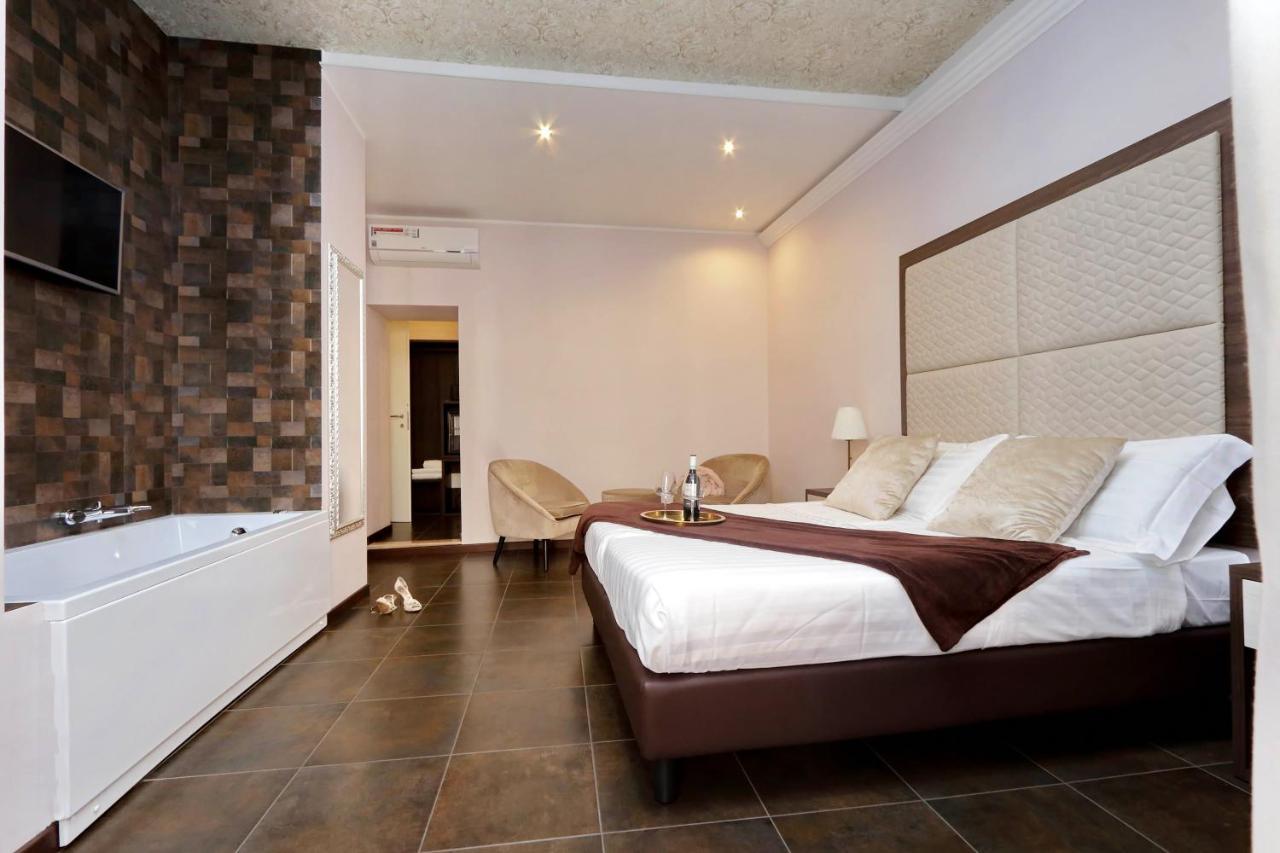 Habitación con cama extragrande y bañera de hidromasaje