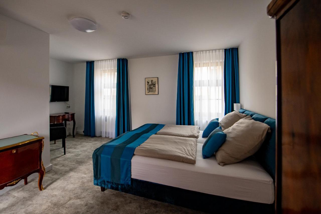 Habitación con cama extragrande.