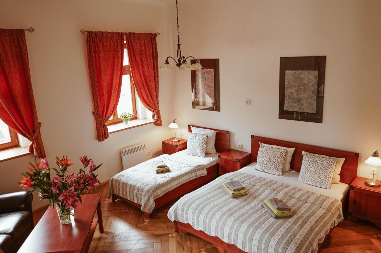 Studio with Garden View (3 Adults),991841614:JPEG