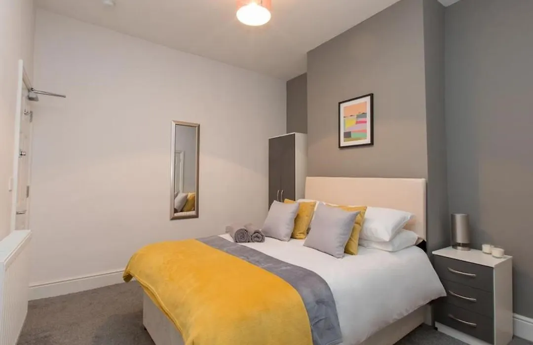 Townhouse @ 166 Ruskin Road Crewe-1