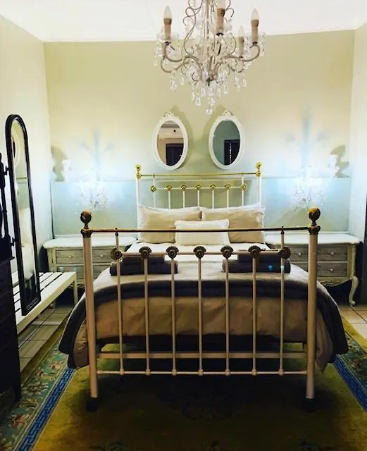 LORD CARNARVON Small Hotel-1