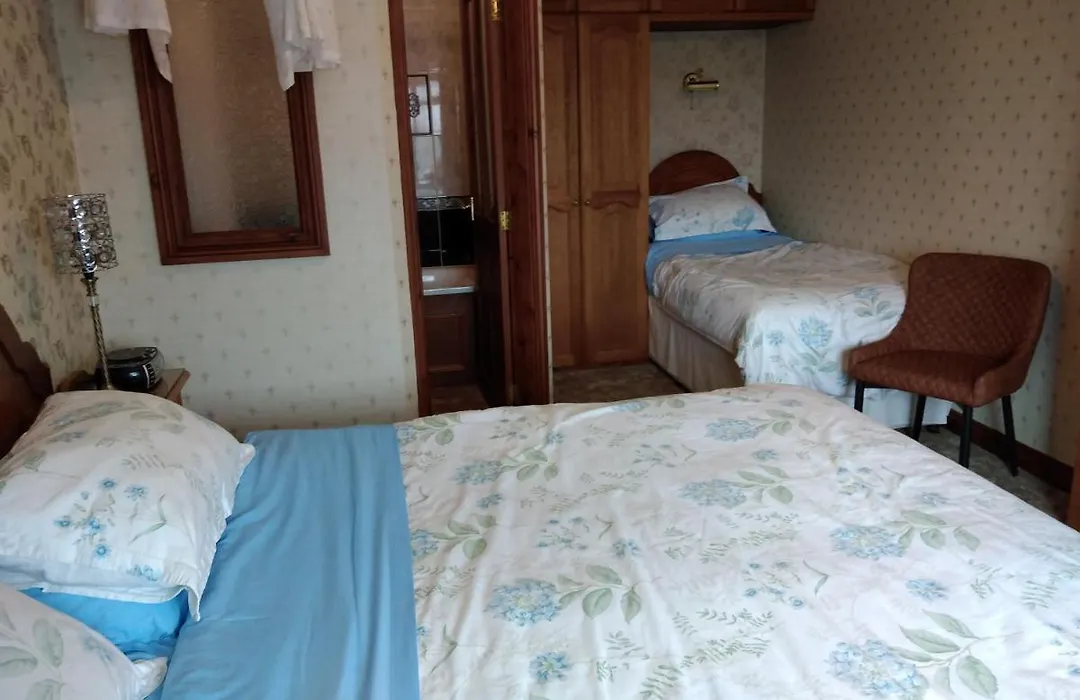 Alltyfyrddin Farm Guest House At The Merlin'S Hill Centre-1