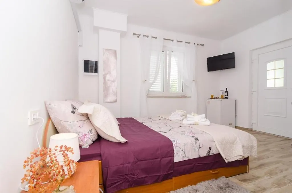 Apartment & Room Lady O-1