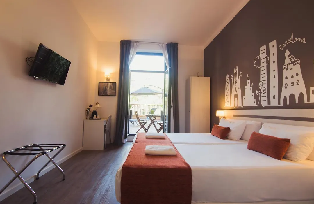 Hostal Live Barcelona-1