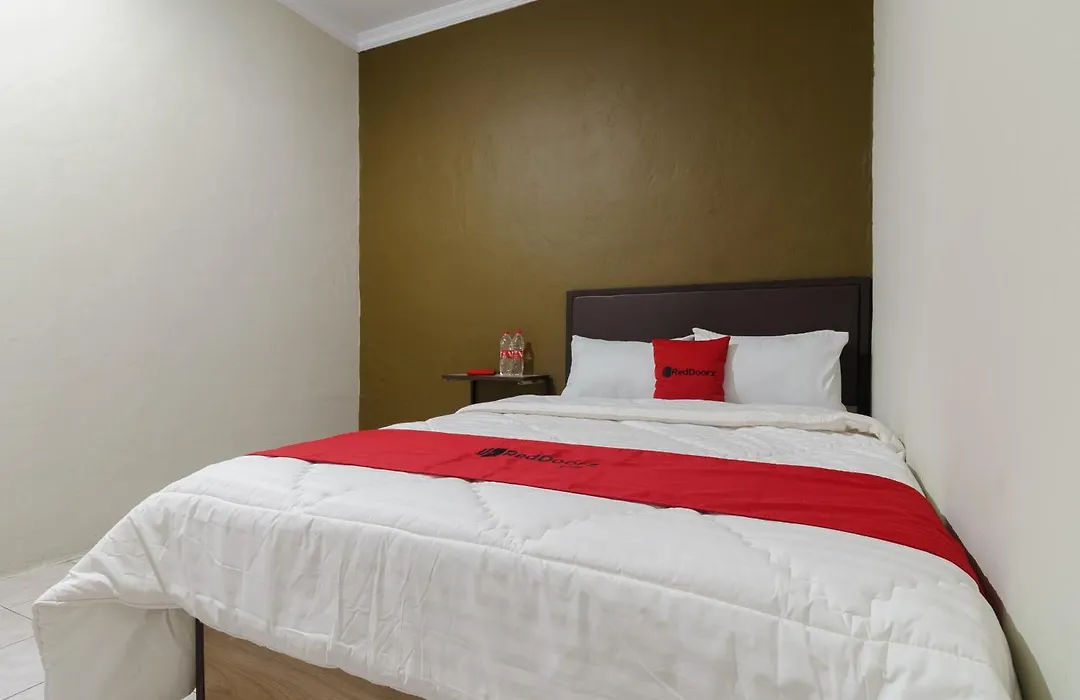 Reddoorz Near Cikampek Mall Karawang-1