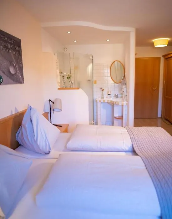 Abfalter - Apartments&Gästezimmer-1
