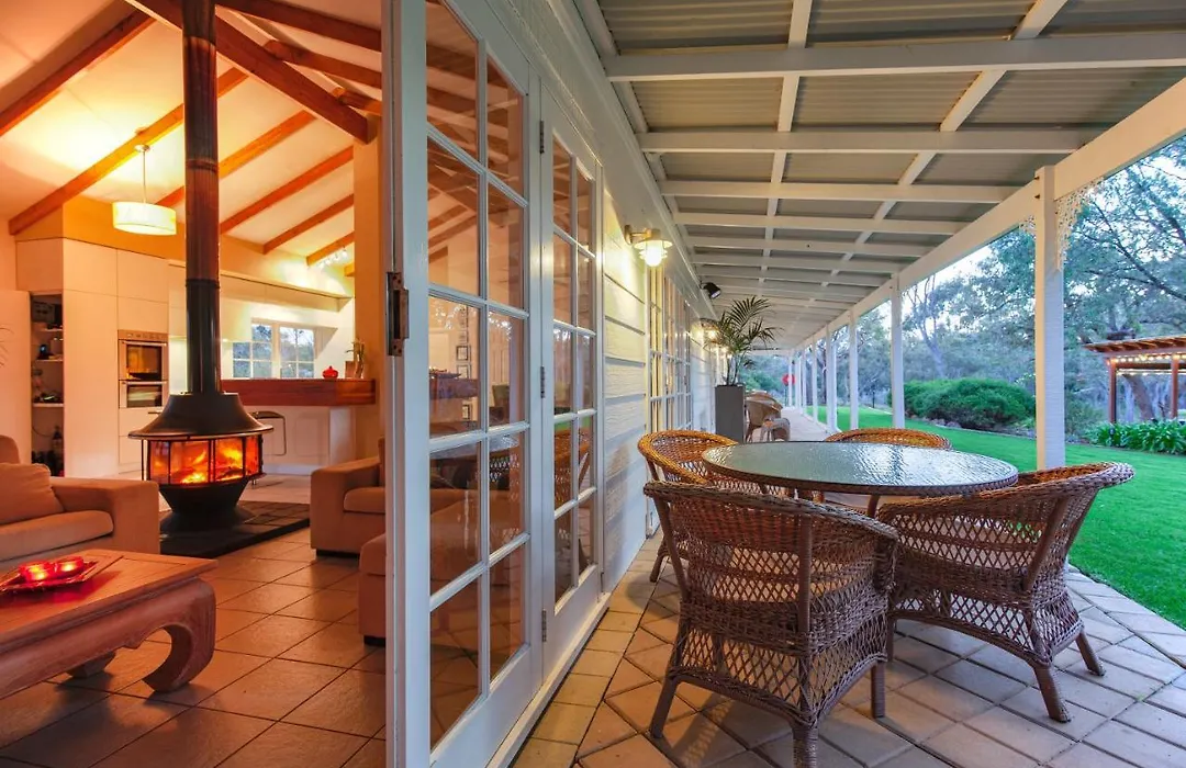 Llewellin'S Guest House-1