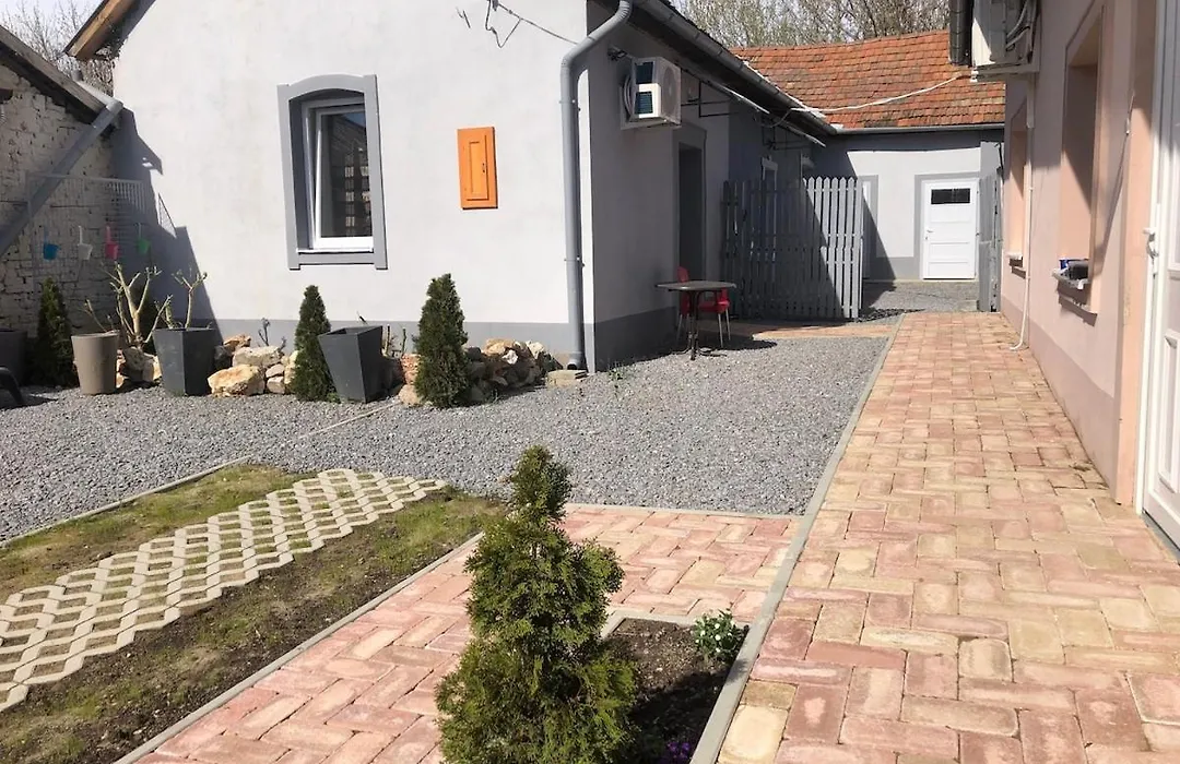 Három Tarka Macska Apartmanok-1