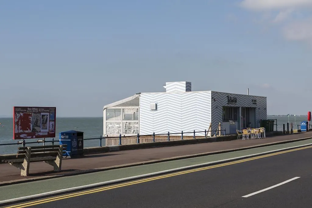 Southend Guest House - Close To Beach, Train Station & Southend Airport-1