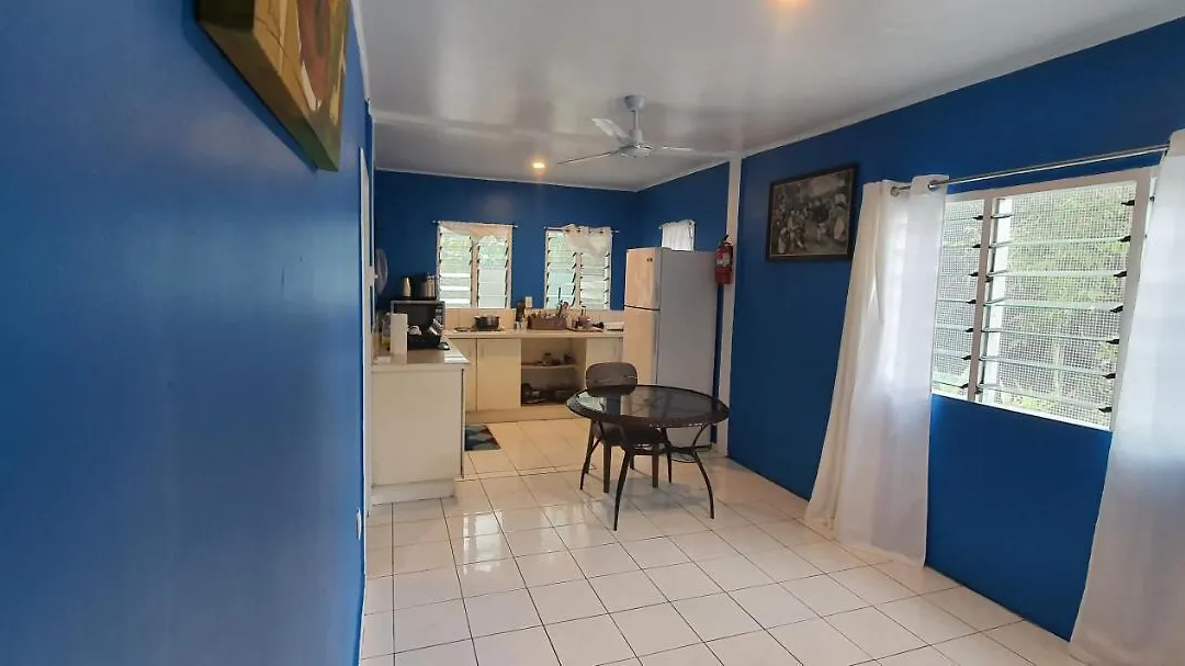 Lynn'S Getaway Guest House-1