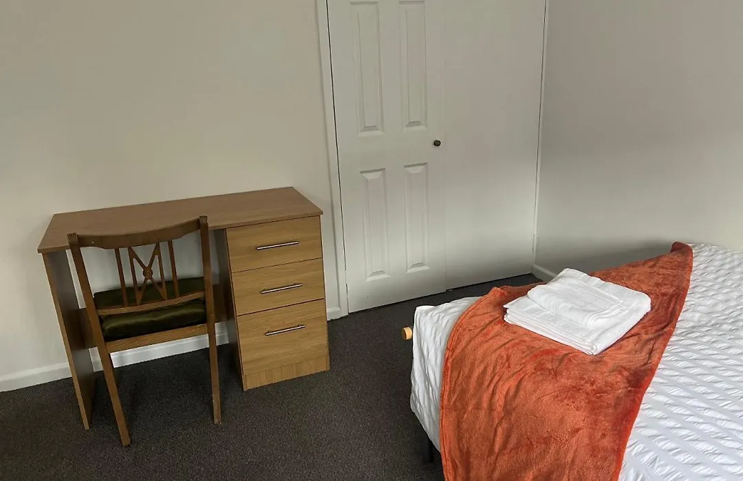 The Coral Guest House 1 Mile From Winchester Market-1