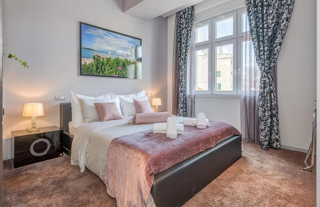 Starlight Luxury Rooms-1