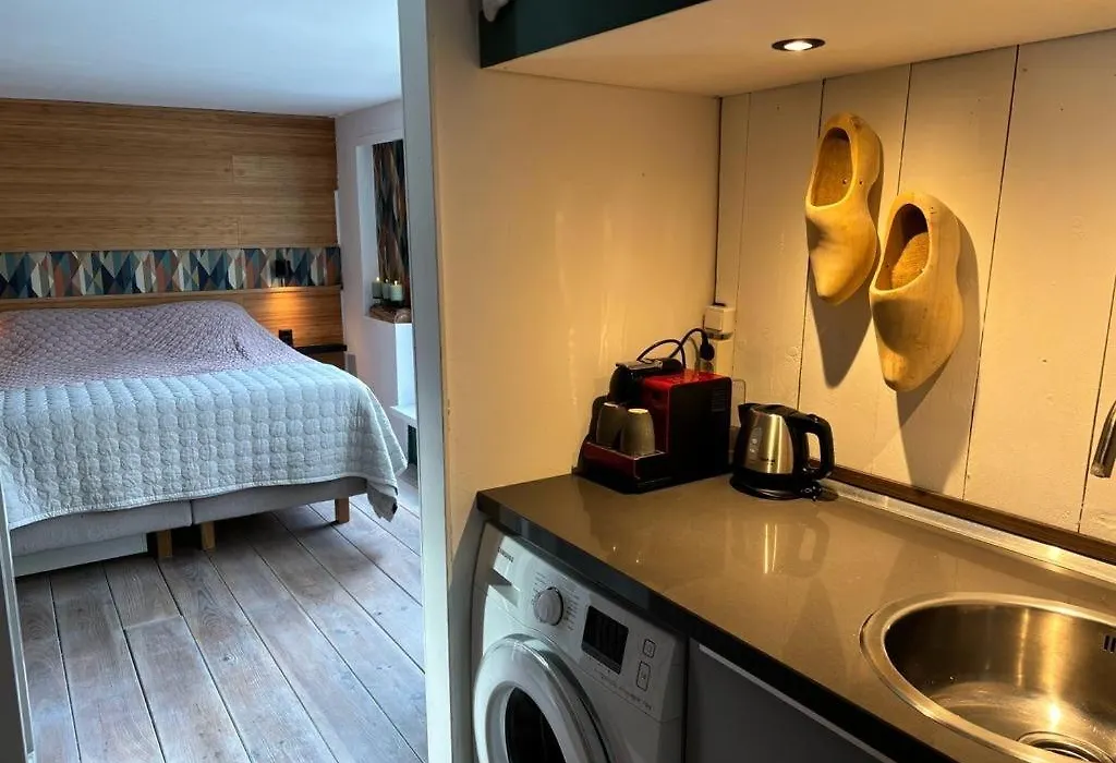 Houseboat Amsterdam-1
