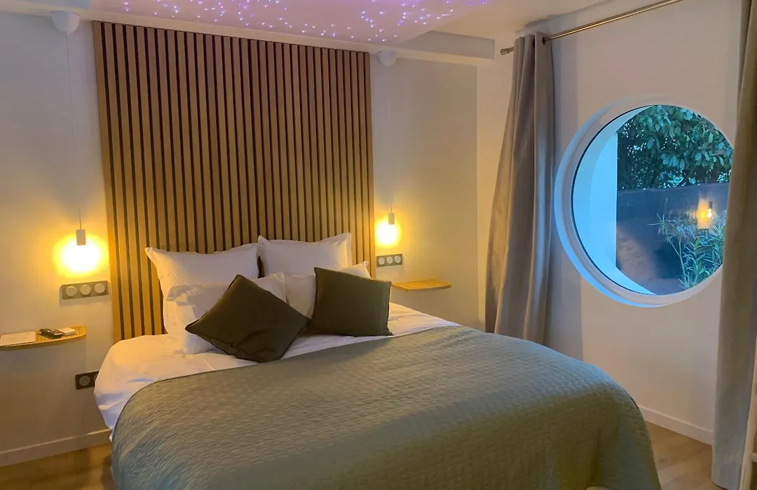 Chambre romantique avec Jacuzzi privée-1
