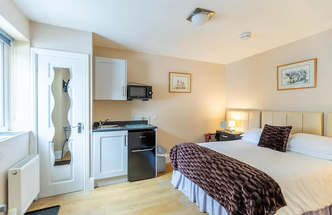 Roger Ground Guest House - With Onsite Car Parking-1