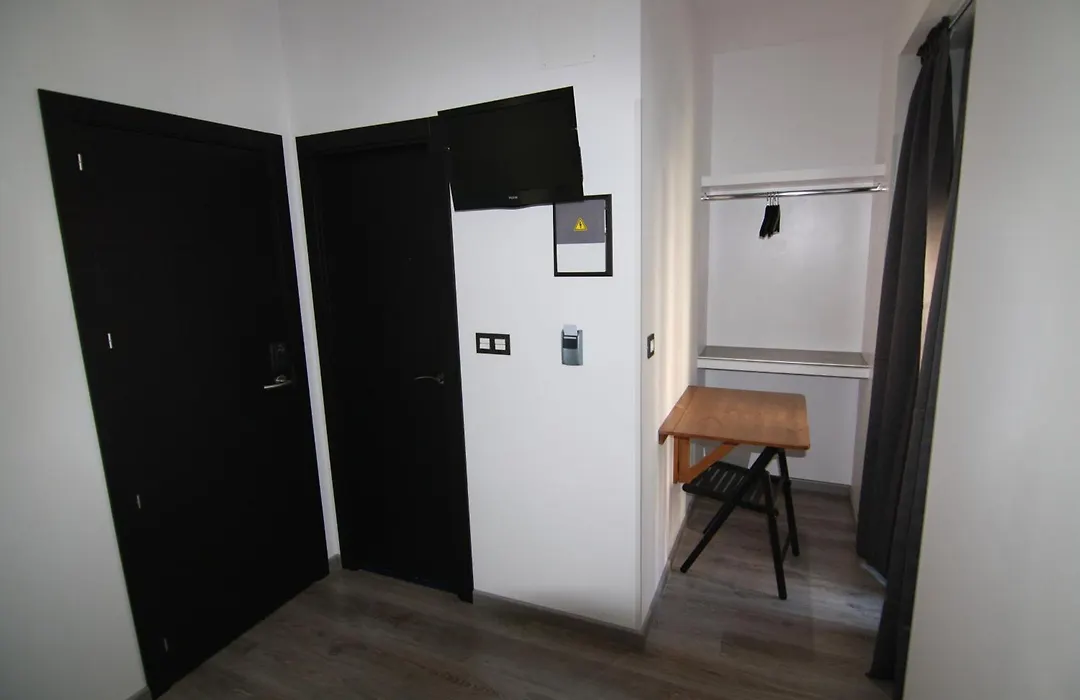 Hostal Mh Fuencarral-1