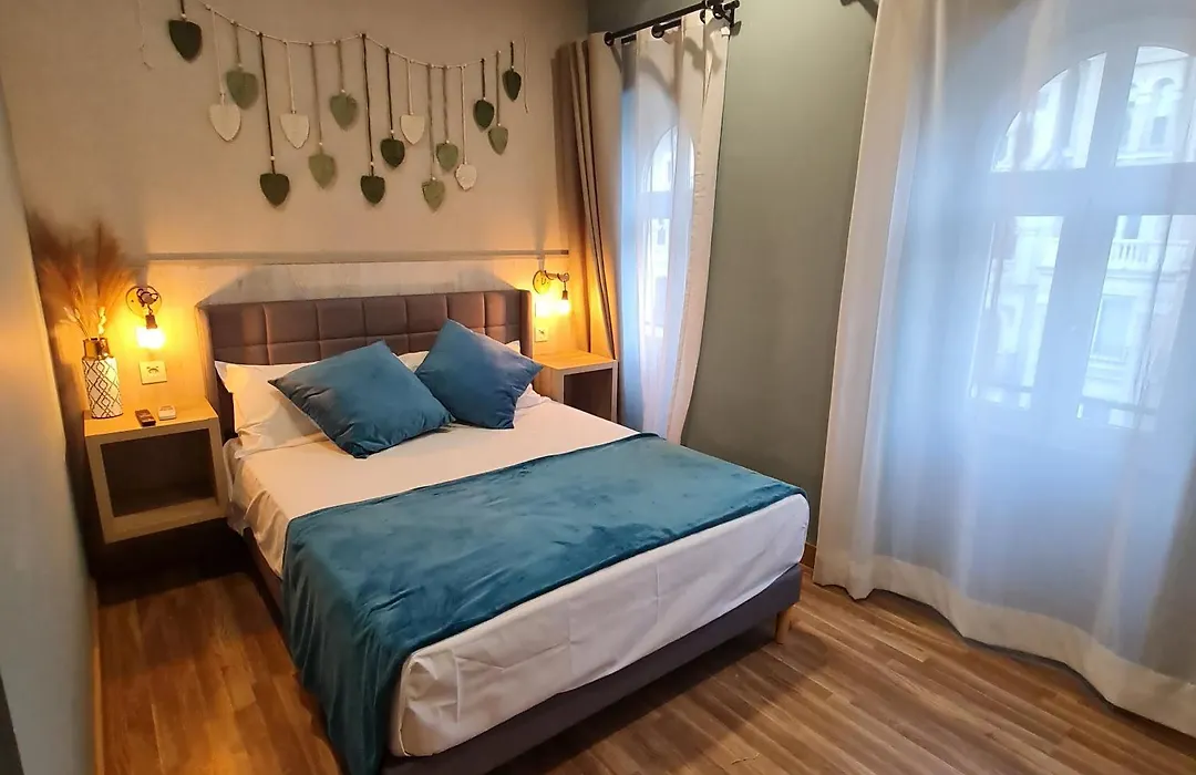 Hostal Luxury Green Madrid Gran Vía-1