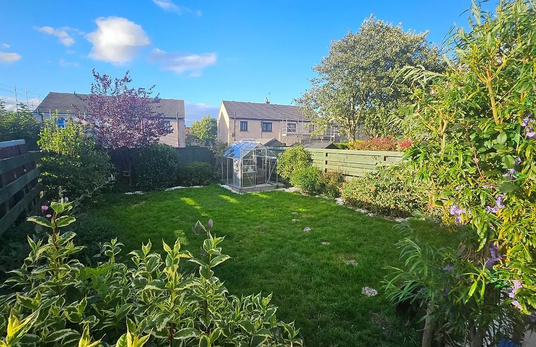 Cozy 3 Bedroom House Near Ari And City Centre, Ab16, Wifi, Parking, Netflix, Pet - Friendly-1