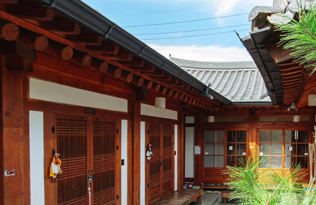 Jeonju Hanok Village Deoksugung-1