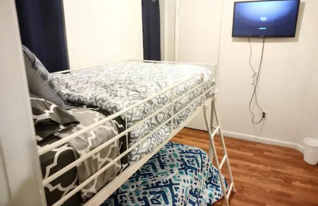Twin Bunk-Style Bedroom Close To Downtown-1