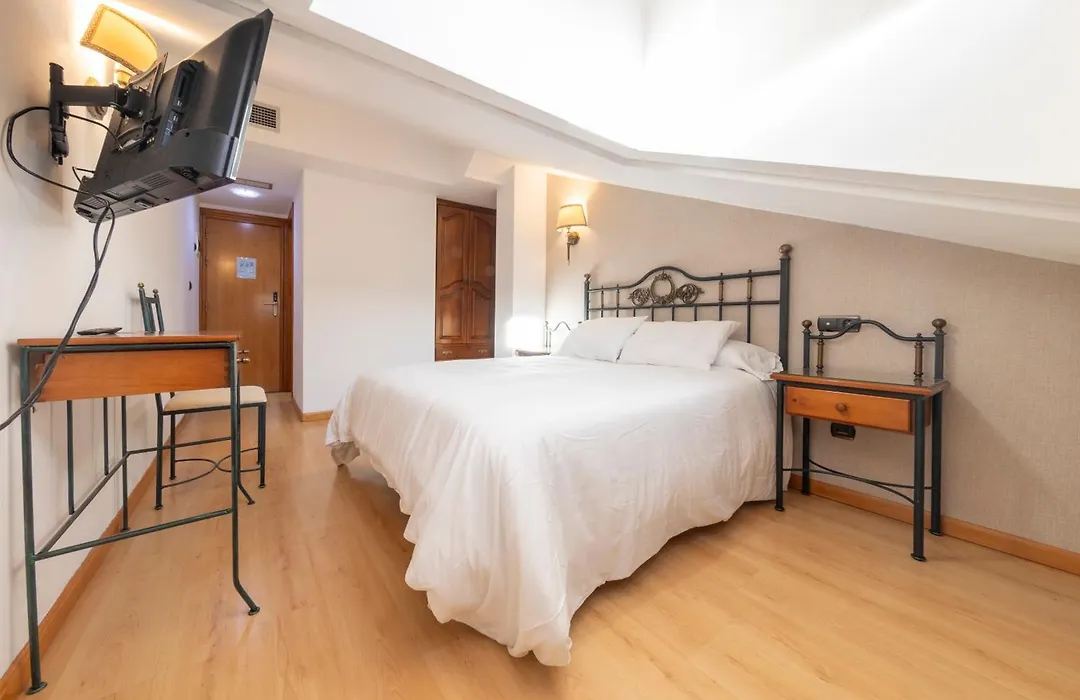 Hostal SIN RECEP24H Puerta de la Villa - Pet friendly&Restaurante-1