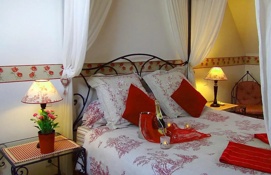 Le Clos des Tilleuls D Day Home, Chambres d'hôtes, Suite avec Sauna Privatif, Suite avec balnéothérapie privative, en supplément option SPA bain à remous-1