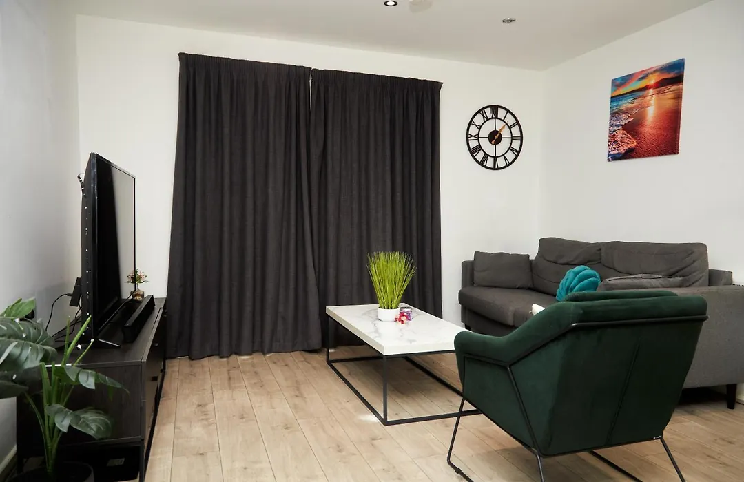 Luxury Ensuite Apartment With Shared Living Room And Kitchen-1